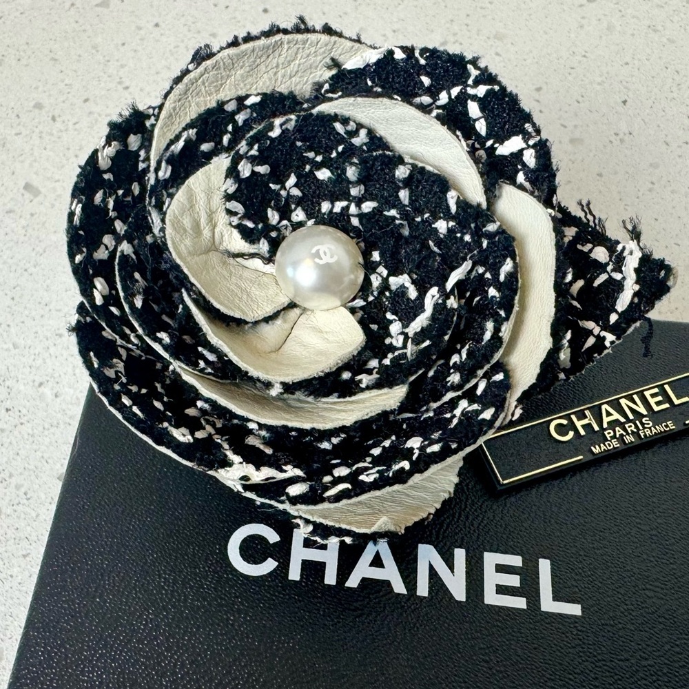 CHANEL▪️Vintage classic Camelia brooch Pearl and Tweed
